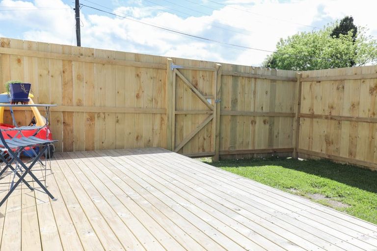 Photo of property in 116 Woodglen Road, Glen Eden, Auckland, 0602