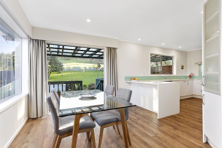 Photo of property in 11 Grassmere Road, Henderson Valley, Auckland, 0612