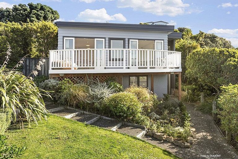 Photo of property in 22 Tai Paku Paku Road, Karaka Bays, Wellington, 6022