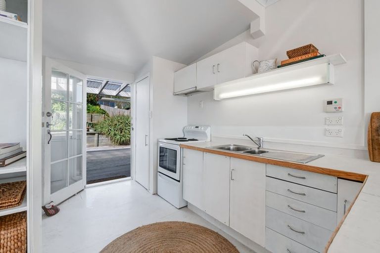Photo of property in 43 Surf Road, Stanmore Bay, Whangaparaoa, 0932