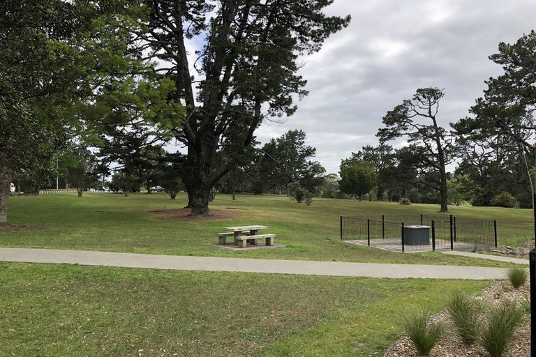 Photo of property in 4/2 Godley Road, Green Bay, Auckland, 0604