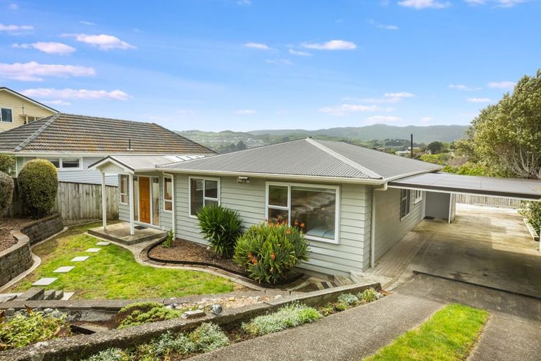 Photo of property in 15 Tainui Terrace, Tawa, Wellington, 5028