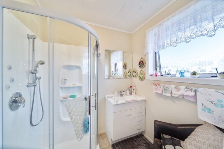 Photo of property in 124 Govett Avenue, Frankleigh Park, New Plymouth, 4310