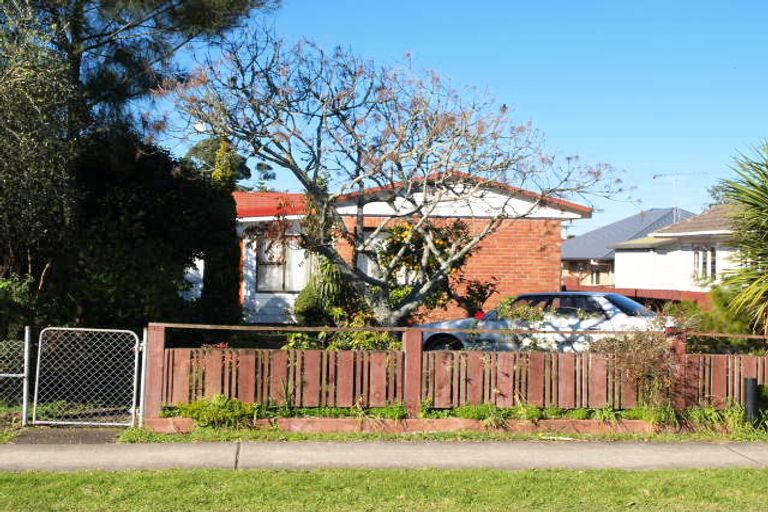 Photo of property in 10 Orakau Road, Mangere East, Auckland, 2024
