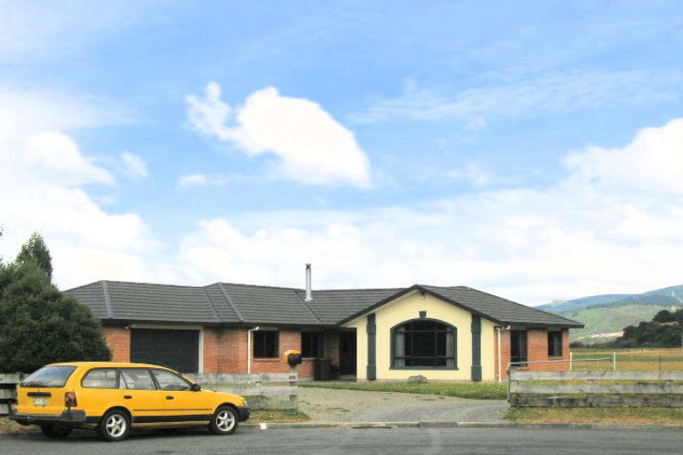 Photo of property in 20 Malcolm Gillies Grove, Totara Park, Upper Hutt, 5018