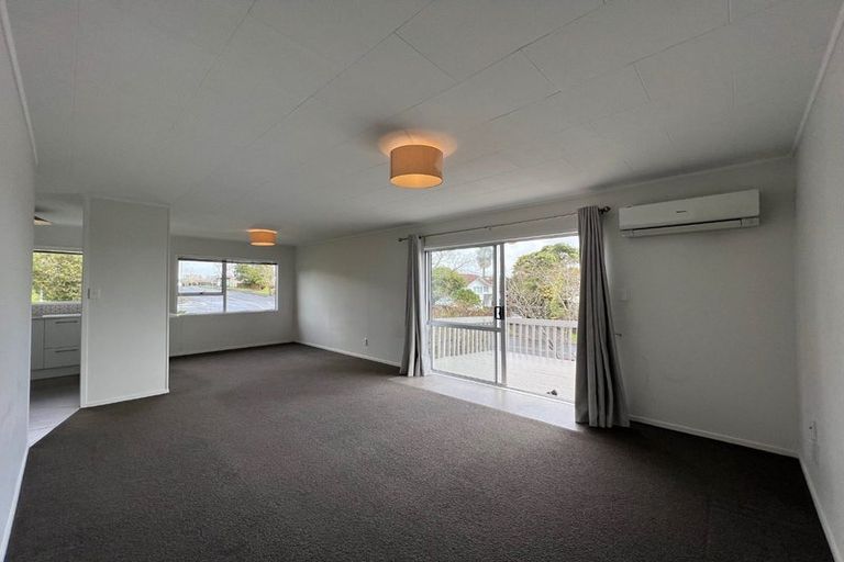 Photo of property in 21 Meadowood Drive, Unsworth Heights, Auckland, 0632