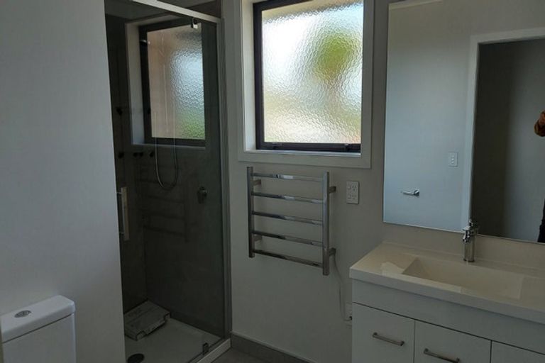 Photo of property in 5 Rewarewa Way, Timberlea, Upper Hutt, 5018