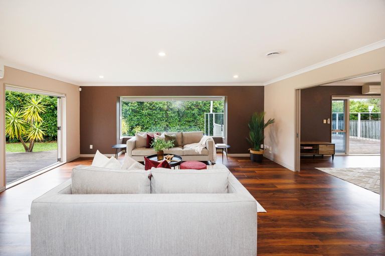 Photo of property in 27 Johnstone Drive, Fitzherbert, Palmerston North, 4410