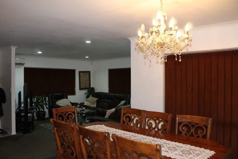 Photo of property in 38 Glenveagh Park Drive, Weymouth, Auckland, 2103