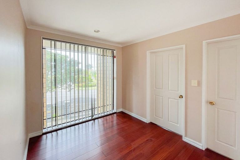 Photo of property in 28 Waimanu Bay Drive, Te Atatu Peninsula, Auckland, 0610