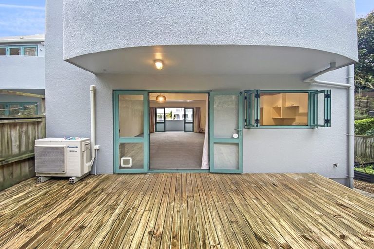 Photo of property in 7 Oak Grove, Mount Cook, Wellington, 6011