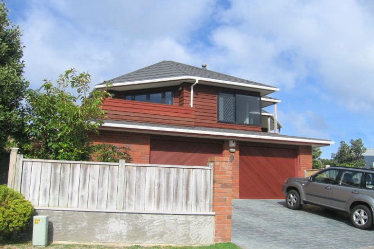 Photo of property in 2 Countess Close, Maupuia, Wellington, 6022