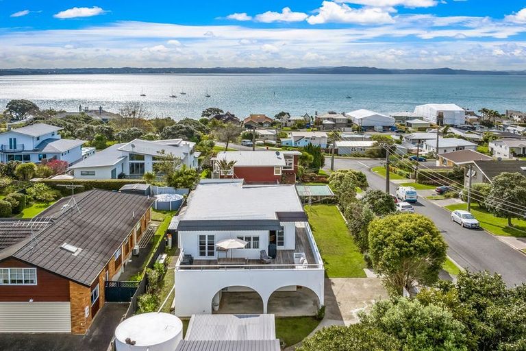 Photo of property in 2 Hardley Avenue, Tindalls Beach, Whangaparaoa, 0930