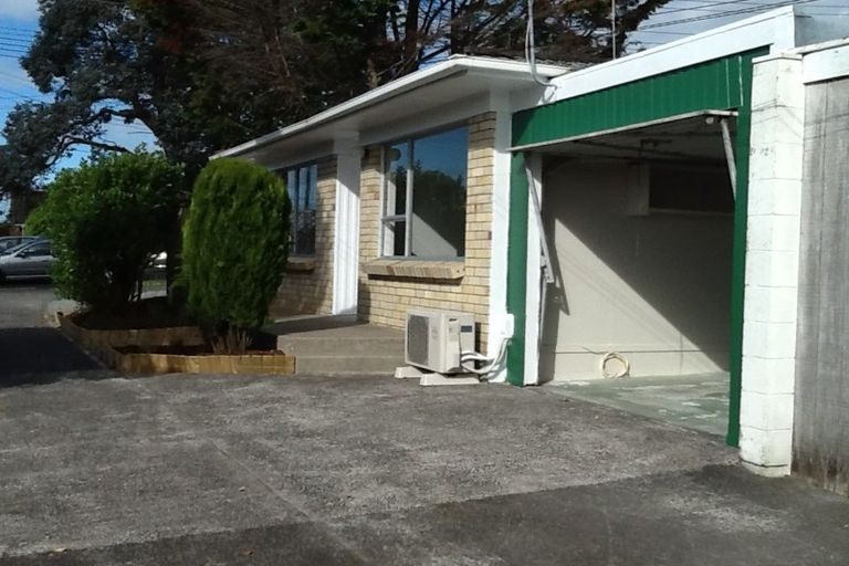 Photo of property in 1/4046 Great North Road, Glen Eden, Auckland, 0602