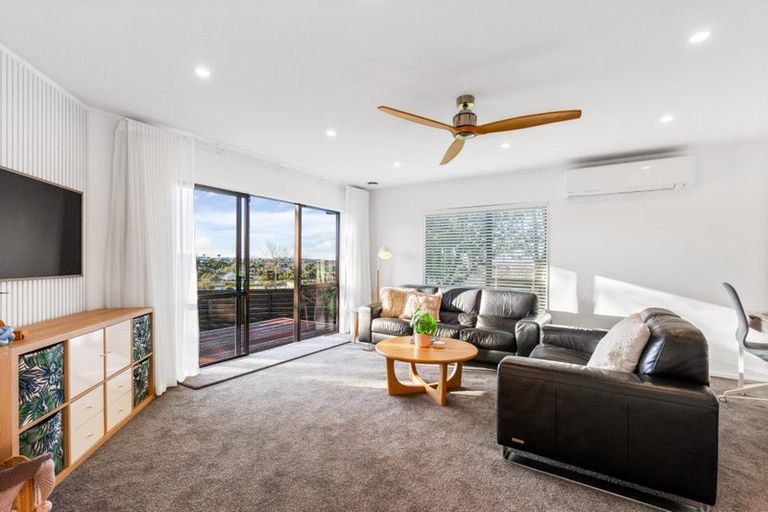 Photo of property in 22 Matisse Drive, West Harbour, Auckland, 0618