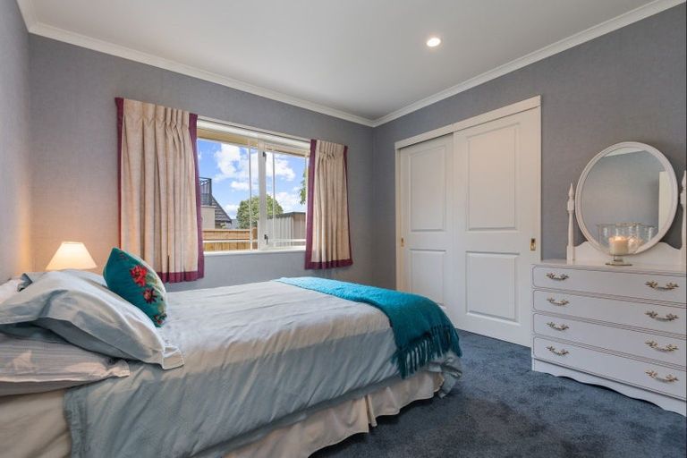 Photo of property in 6 La Lena Grove, Fitzherbert, Palmerston North, 4410