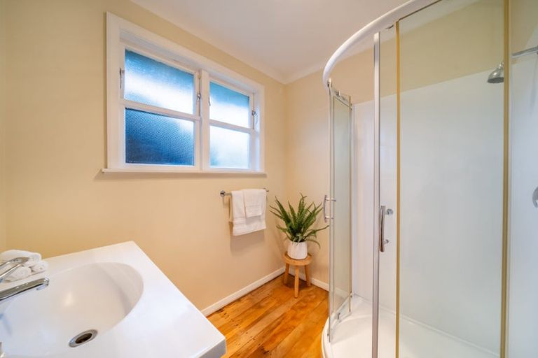 Photo of property in 10 Vista Crescent, Maoribank, Upper Hutt, 5018