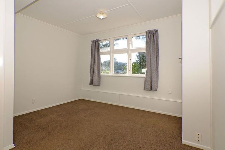 Photo of property in 141 Ruskin Road, Newlands, Wellington, 6037