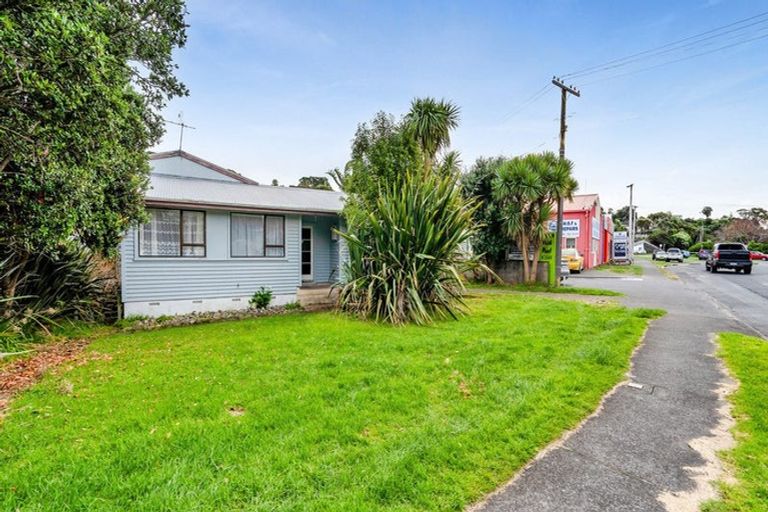 Photo of property in 12 Seaview Road, Marfell, New Plymouth, 4310