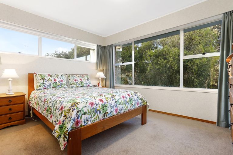 Photo of property in 11 Grassmere Road, Henderson Valley, Auckland, 0612