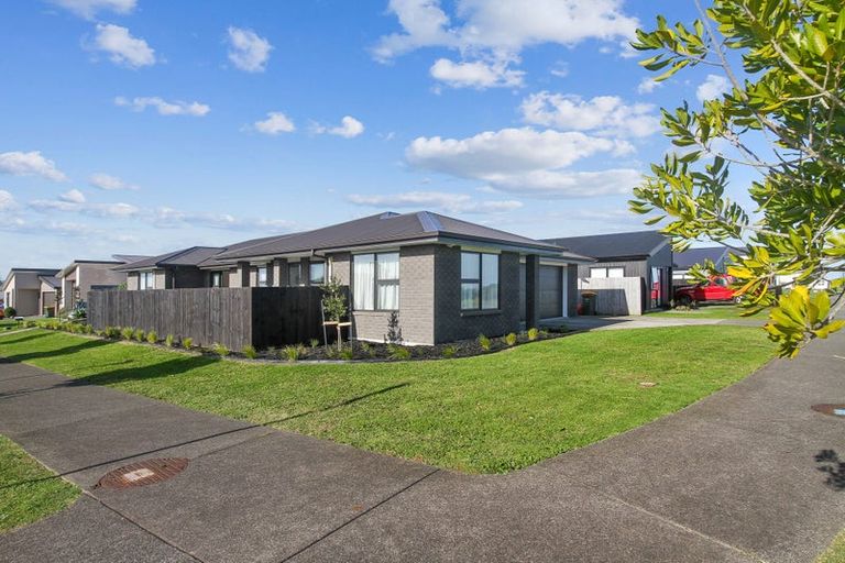 Photo of property in 1 Poutawa Lane, Clarks Beach, 2122