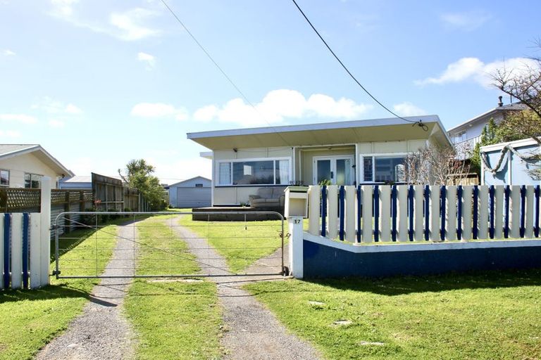 Photo of property in 17 Andresen Street, Foxton Beach, Foxton, 4815