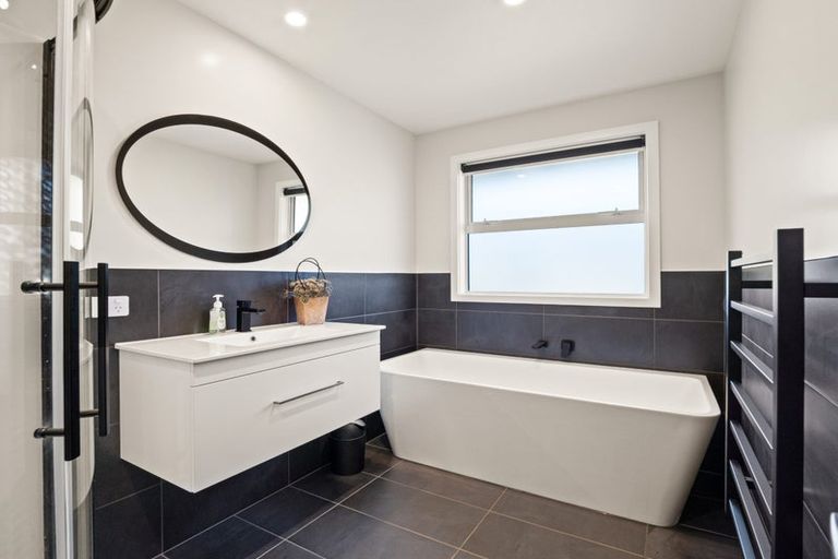 Photo of property in 2 Chatham Street, Waihola, Milton, 9073