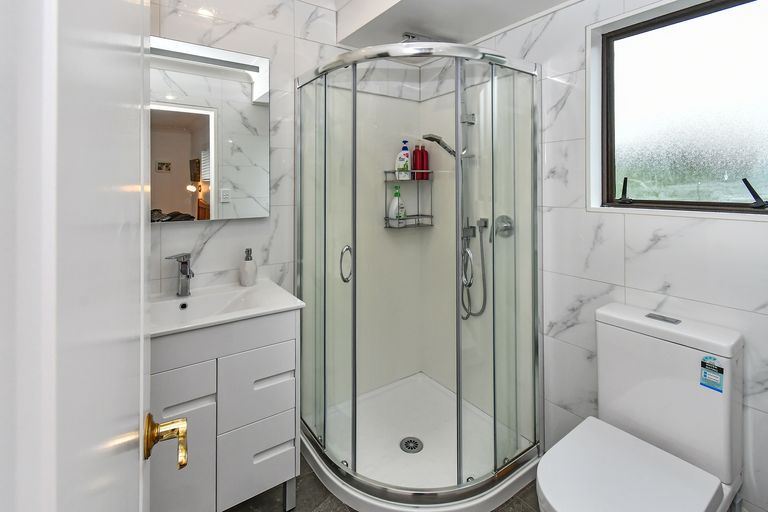 Photo of property in 2/27 Queen Street, Papakura, 2110