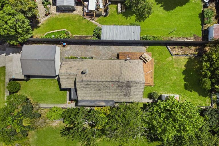 Photo of property in 4 Crewe Crescent, Hokowhitu, Palmerston North, 4410