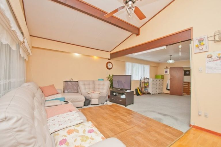 Photo of property in 16 Cypress Place, Sunnynook, Auckland, 0620