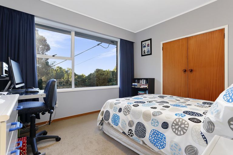 Photo of property in 11 Grassmere Road, Henderson Valley, Auckland, 0612