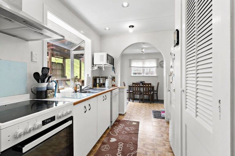 Photo of property in 10 Waipuna Grove, Stokes Valley, Lower Hutt, 5019