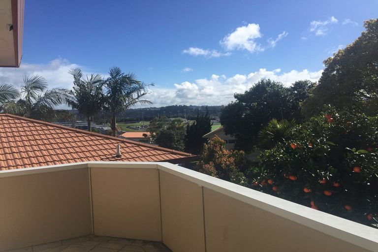 Photo of property in 2/22 Grenadine Place, Unsworth Heights, Auckland, 0632