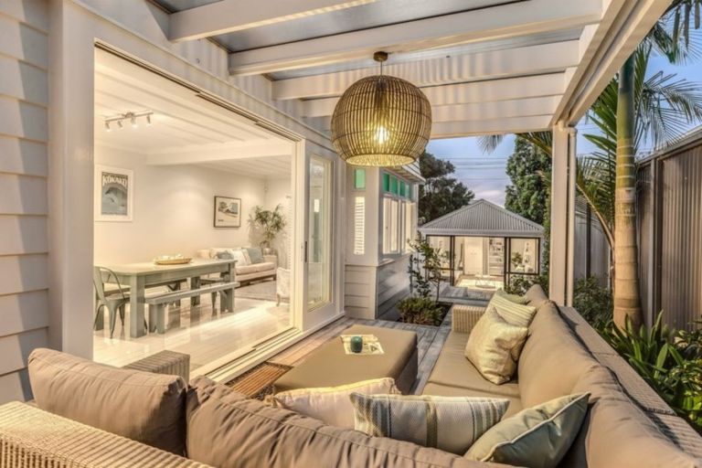 Photo of property in 5 Turnbull Road, Narrow Neck, Auckland, 0624