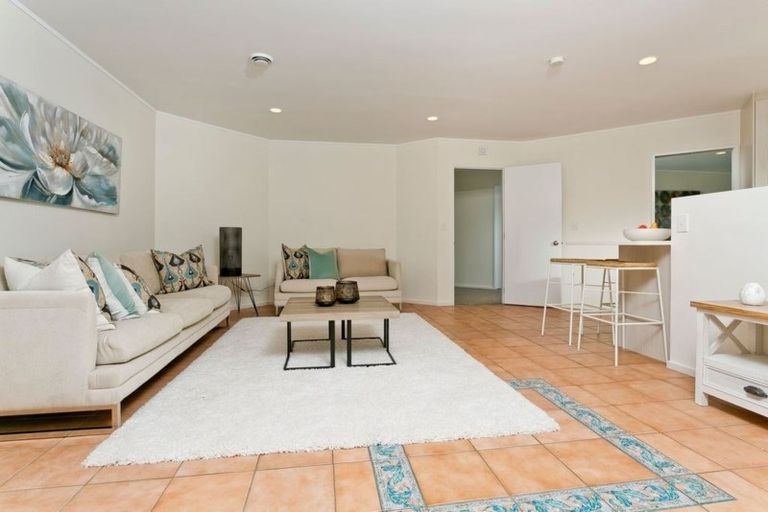 Photo of property in 17 Goldfinch Rise, Unsworth Heights, Auckland, 0632