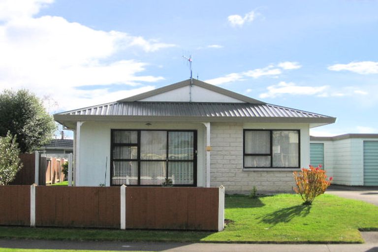 Photo of property in 2/4 Ted Harpur Place, Onekawa, Napier, 4110
