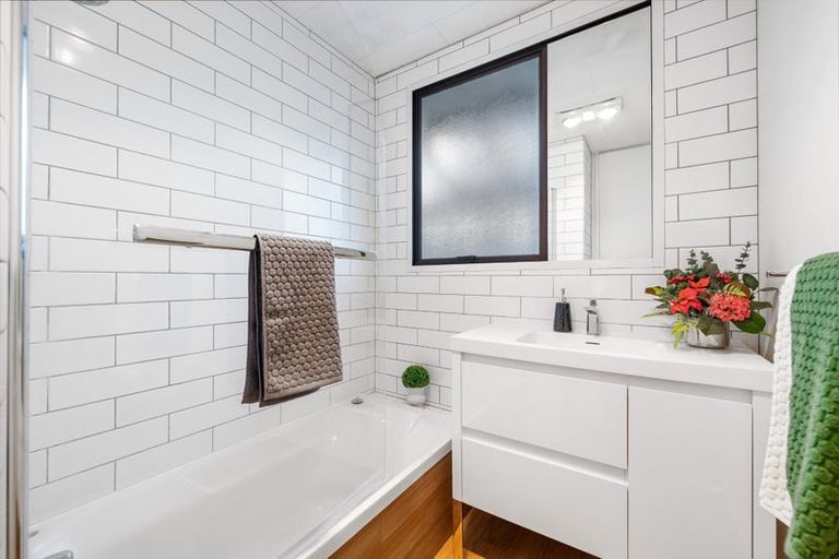Photo of property in 2/11 Cyril Crescent, West Harbour, Auckland, 0618
