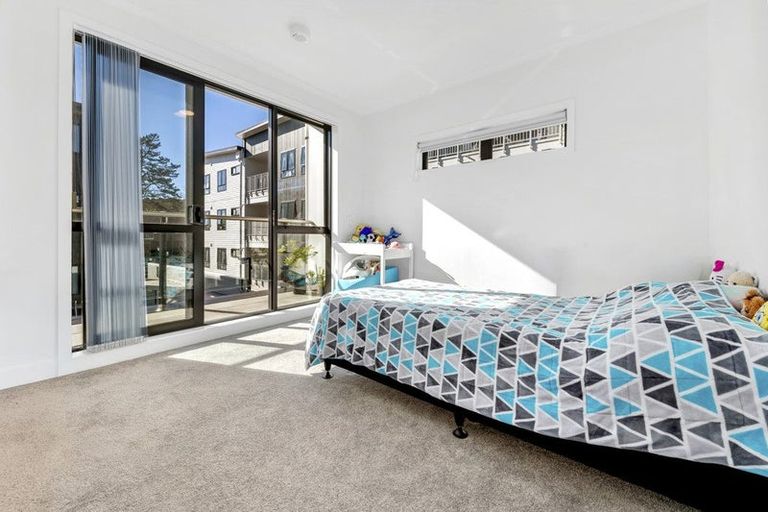 Photo of property in 10/11 Carlos Drive, Flat Bush, Auckland, 2016