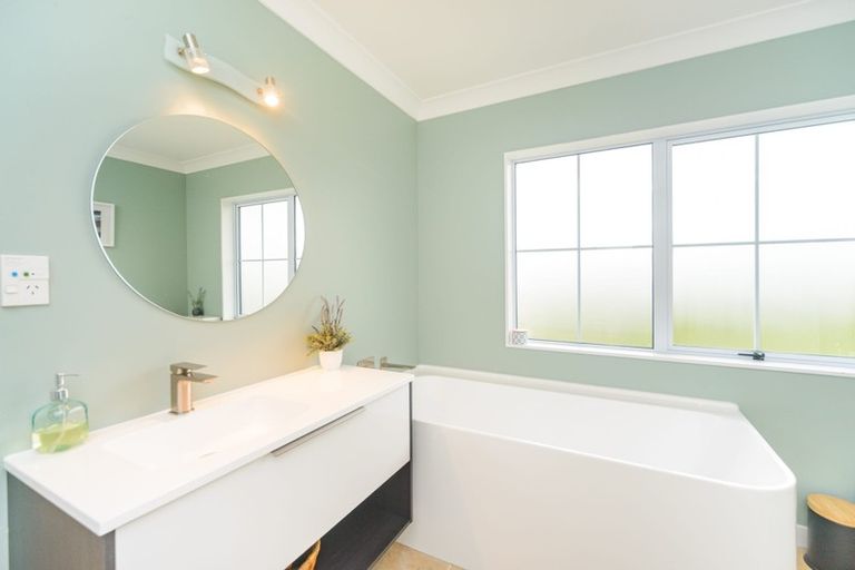 Photo of property in 22 Greenwood Place, Fitzherbert, Palmerston North, 4410