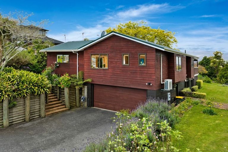 Photo of property in 6 Tasman Avenue, Henderson Valley, Auckland, 0614