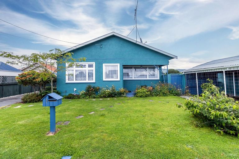 Photo of property in 1 Maude Street, Waimate, 7924