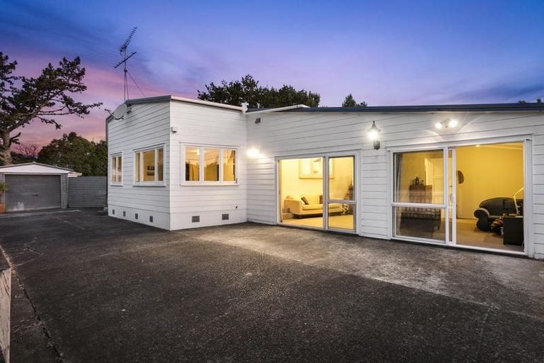 Photo of property in 124 Glendale Road, Glen Eden, Auckland, 0602