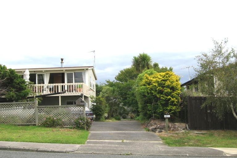 Photo of property in 2/1072 Beach Road, Torbay, Auckland, 0630
