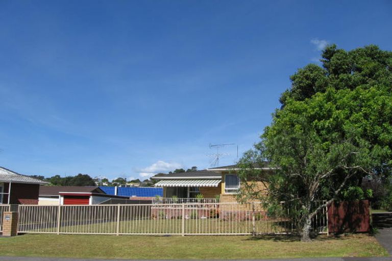 Photo of property in 4 Cockayne Crescent, Sunnynook, Auckland, 0620