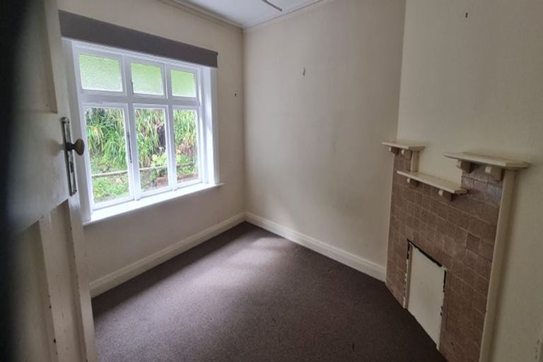 Photo of property in 18 Garden Road, Northland, Wellington, 6012