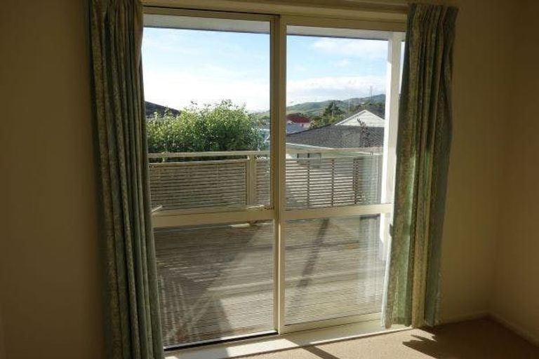 Photo of property in 6b Kinapori Terrace, Newlands, Wellington, 6037