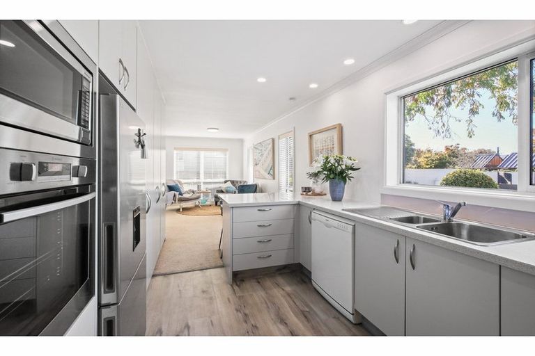 Photo of property in 19 Lombard Place, Avonhead, Christchurch, 8042