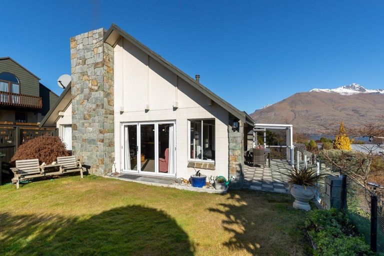 Photo of property in 11 Poplar Drive, Kelvin Heights, Queenstown, 9300