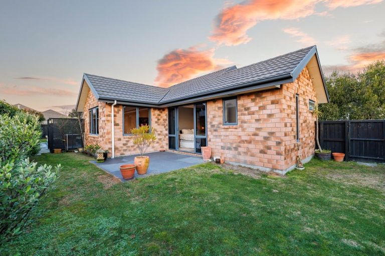 Photo of property in 24 Foresters Crescent, Parklands, Christchurch, 8083