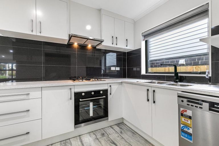 Photo of property in 84 Godley Road, Green Bay, Auckland, 0604